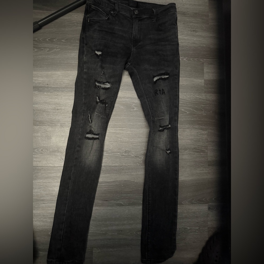 BRYANT SKINNY JEAN | DISTRESSED GREY 
Slightly Used